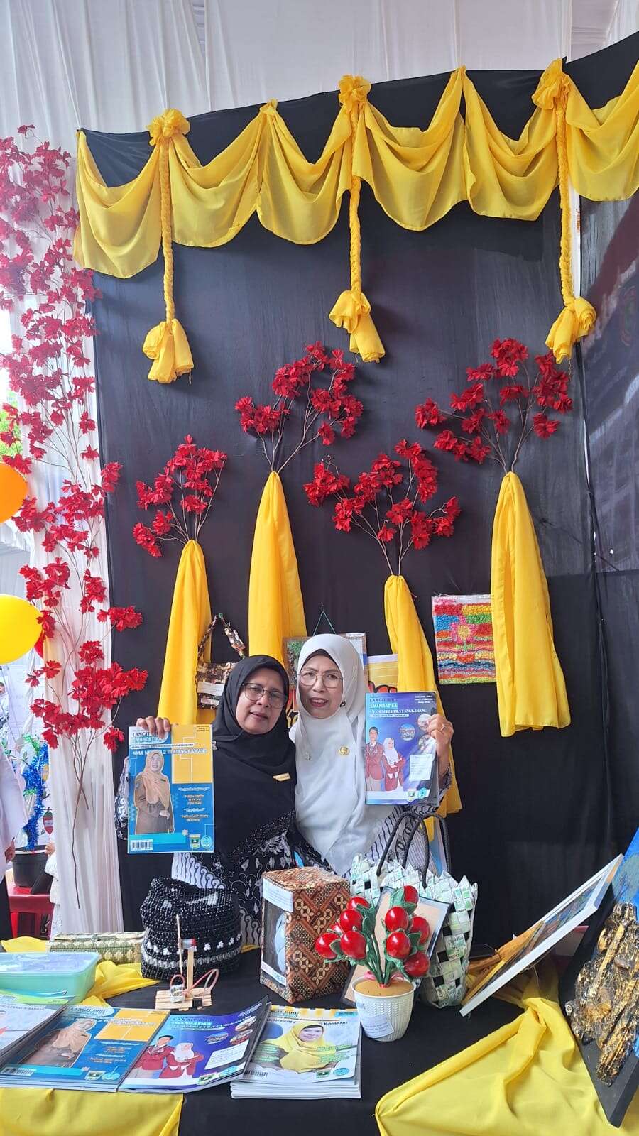 MAJALAH LANGIT BIRU SMANDATIKA DIPAMERKAN DI STAND HUT PGRI KE-80